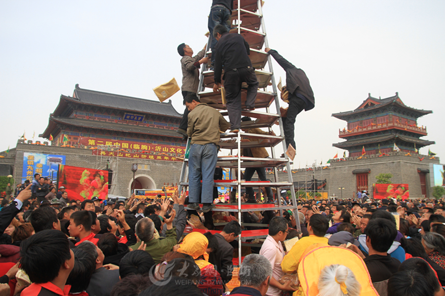 沂蒙山近萬斤供品煎餅被哄搶 原計(jì)劃送給福利院
