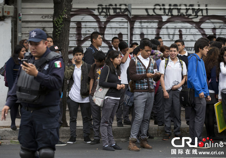 當(dāng)?shù)貢r(shí)間2014年5月8日，墨西哥墨西哥城，市民等在路邊等待道路重新開(kāi)啟。