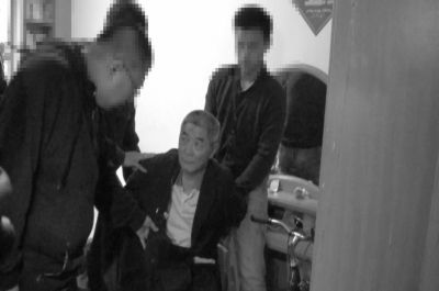 　向南夫被警方抓獲。