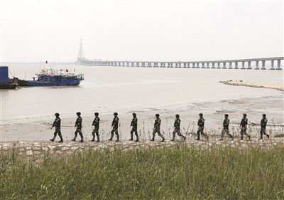 上海加強安保工作，警方在長江沿岸巡邏