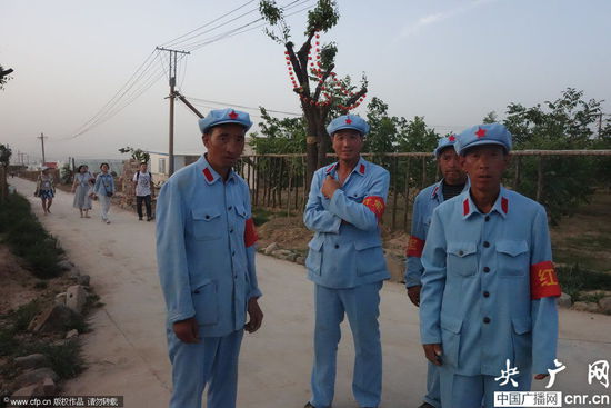 河南一農(nóng)場(chǎng)近百名員工著紅軍裝上班