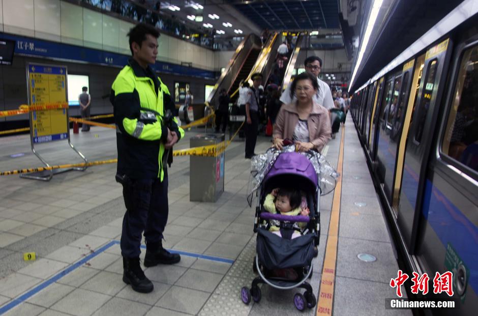 圖為新北市警察在現場勘查。中新社發(fā) 劉舒凌 攝