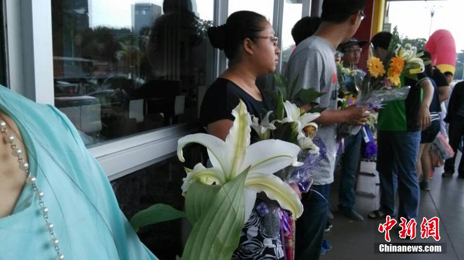 山東招遠民眾自發(fā)悼念“5·28”受害者