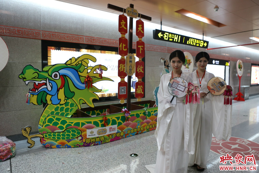 乘著龍舟“穿越”到鄭州的兩位古裝美女。