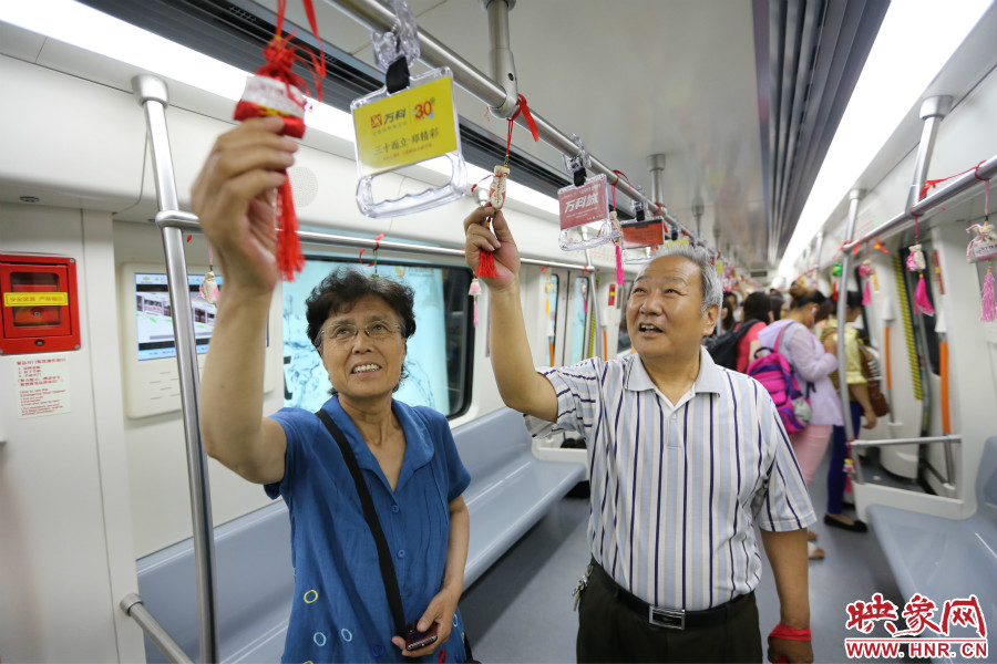 濃濃的端午文化吸引了不少老年人前來(lái)乘坐地鐵。