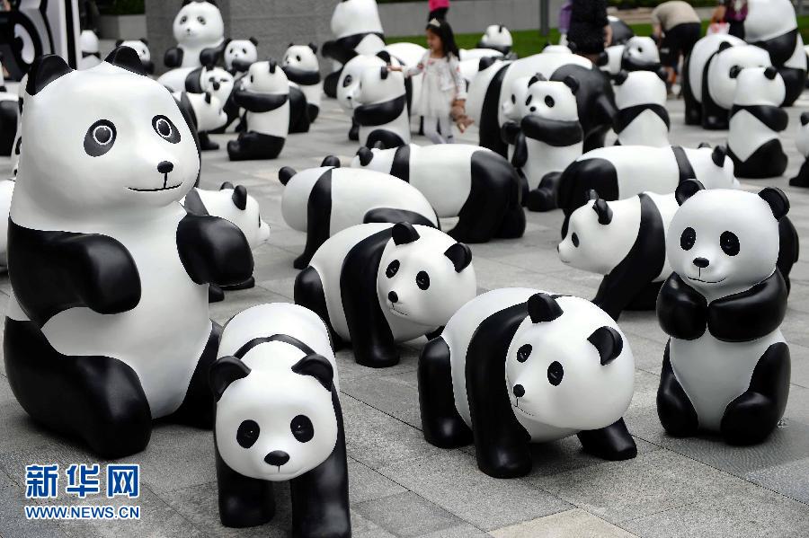 這是6月2日在上海靜安嘉里中心廣場(chǎng)拍攝的萌態(tài)百出的“熊貓”大軍。
