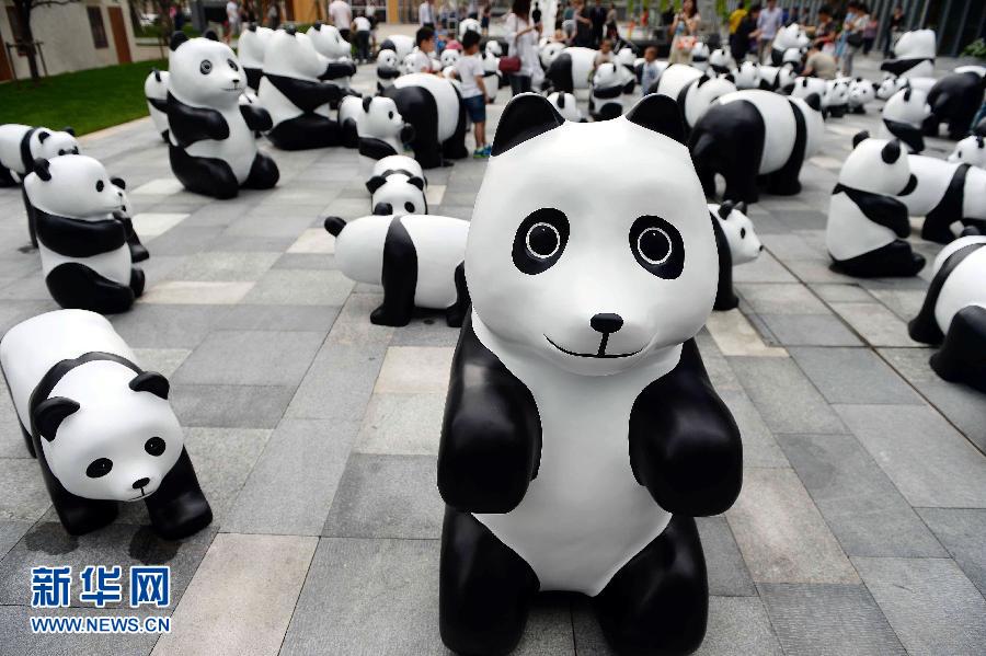 這是6月2日在上海靜安嘉里中心廣場(chǎng)拍攝的萌態(tài)百出的“熊貓”大軍。