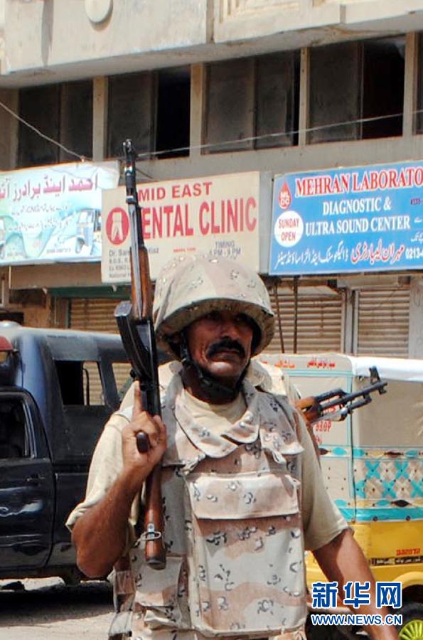 6月10日，在巴基斯坦南部城市卡拉奇真納國際機(jī)場附近，安全人員在街頭警戒。