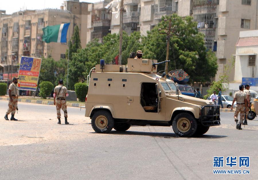 6月10日，在巴基斯坦南部城市卡拉奇真納國際機(jī)場附近，安全人員在街頭警戒。