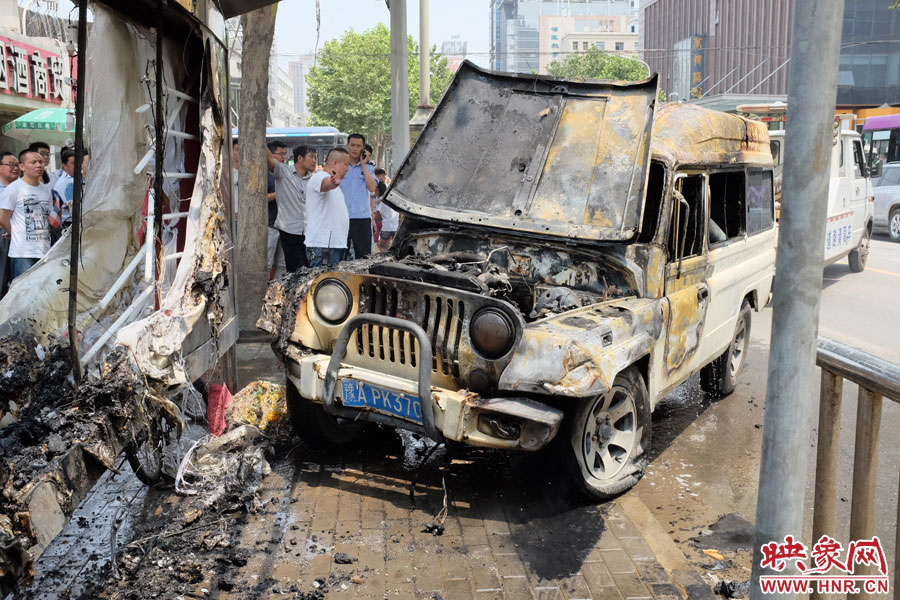 火災(zāi)撲滅后，交警部門將車進(jìn)行拖離。