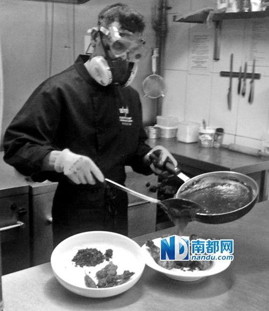 廚師在烹制最辣雞腿醬時要戴“防辣”面罩。
