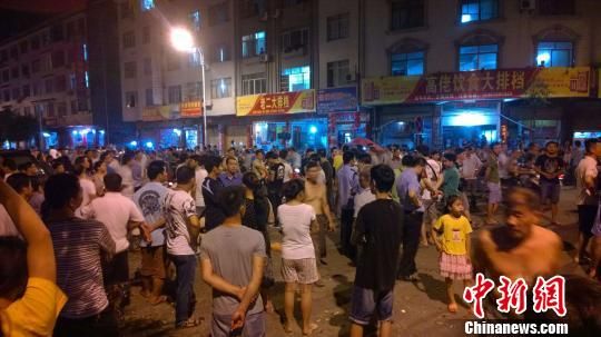 事發(fā)后民眾仍未離去。 王剛 攝