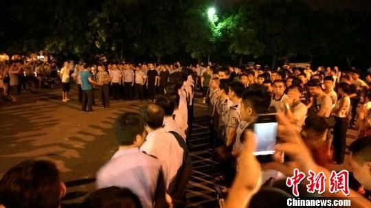 大批警力集中撤離現(xiàn)場。 王剛 攝