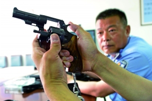 出發(fā)前,認(rèn)真檢查槍械。