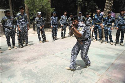 　5日，伊拉克巴格達，新招募的安全部隊成員進行訓練。