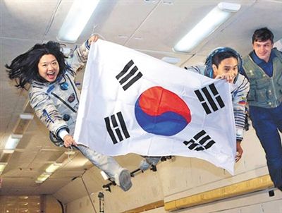 　2007年9月10日，李炤燕（左）在俄羅斯首都莫斯科接受零重力飛行訓練。