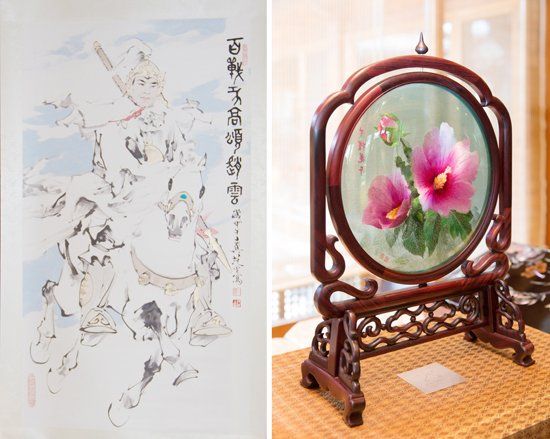 　當地時間2014年7月4日，中國國家主席習近平向韓國總統(tǒng)樸槿惠贈送的趙云畫像（左）和木槿花玻璃工藝
