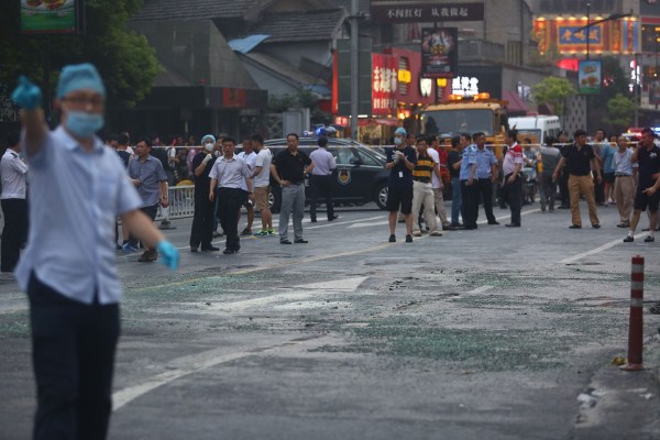 　圖為醫(yī)護人員到現(xiàn)場救援。