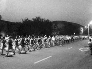 廣場(chǎng)舞大媽“轉(zhuǎn)行”，徐州每晚萬(wàn)人暴走