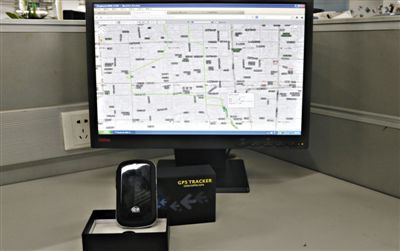 記者花近400元網(wǎng)購的定位監(jiān)聽器，能通過短信激活，進(jìn)行實時監(jiān)聽。