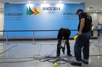 　13日，福塔萊薩的塞阿拉州會展中心，工作人員布置會場新聞發(fā)布廳。