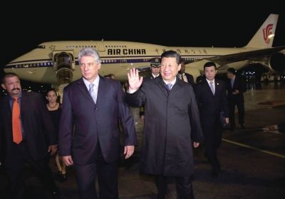 21日晚,習(xí)近平乘坐的專機(jī)抵達(dá)哈瓦那何塞·馬蒂國(guó)際機(jī)場(chǎng)。古巴國(guó)務(wù)委員會(huì)第一副主席兼部長(zhǎng)會(huì)議第一副主席