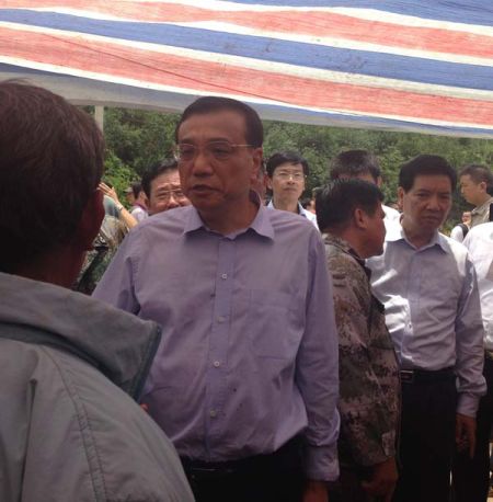 走進(jìn)帳篷，總理就握住蔡官耀的雙手說(shuō)：“不行，這個(gè)帳篷太簡(jiǎn)易了”。說(shuō)完這句，叮囑蔡官耀，“不能回家住”