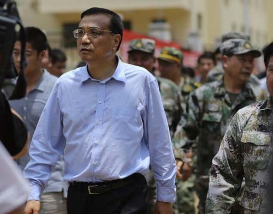 　8月4日，中共中央政治局常委，國(guó)務(wù)院總理李克強(qiáng)在云南魯?shù)榈卣馂?zāi)區(qū)察看災(zāi)情。