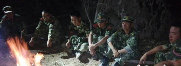 8月5日晚，受困官兵等待天亮以后的救援。