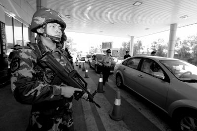 武警持槍警戒進(jìn)駐檢查站。