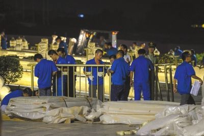 昨晚，工作人員正在為金水橋安裝金色護欄。京華時報記者潘之望攝