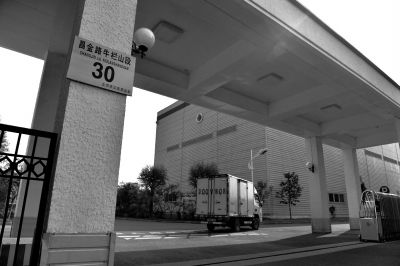 一輛貨車正駛進紅會備災(zāi)倉庫。京華時報記者 趙思衡 攝