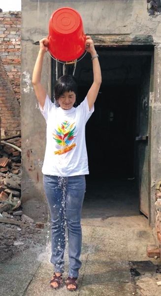 20日下午，央視主持人張泉靈參與“冰桶挑戰(zhàn)賽”。圖片來(lái)自微博