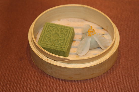 金陵茶香方糕和狀元餃。 花惠生 供圖