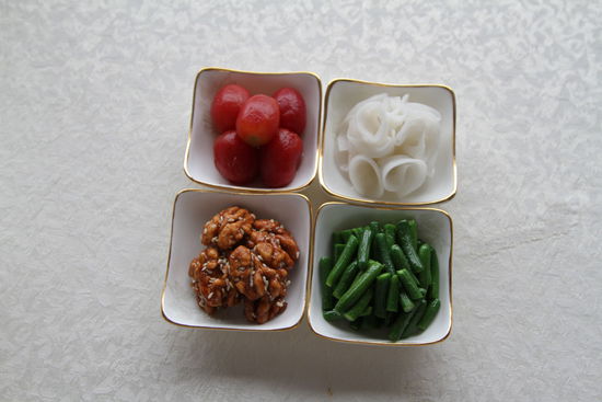 四調(diào)味：圣女果、蓮藕、核桃仁、小黃瓜。 花惠生 供圖