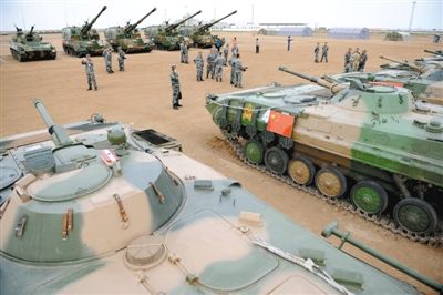 8月21日,在朱日和基地,中外參演部隊代表在裝備展覽交流活動現場參觀中國人民解放軍裝備。