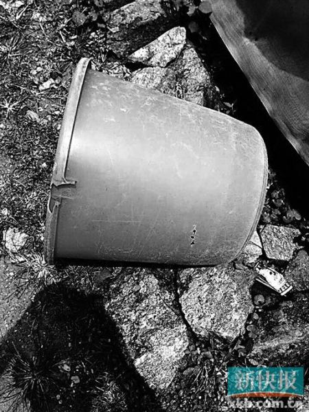 　　事發(fā)現(xiàn)場(chǎng)發(fā)現(xiàn)的彈孔。