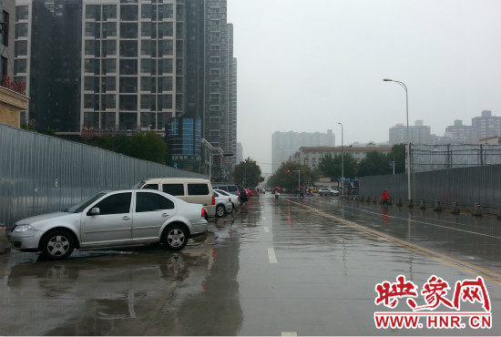 由于停車場(chǎng)分配不均，廣大私家車主選擇將車停在路邊。