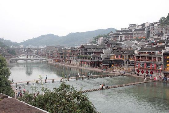 鳳凰古城以被吐槽七次高居最想吐槽榜榜首，而這七次吐槽全部來自在鳳凰古城隨機(jī)采訪的10名游客中。