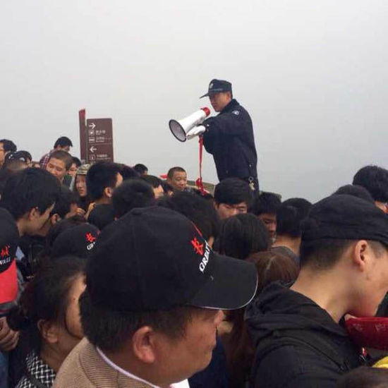 八達嶺長城上保安在維持秩序。