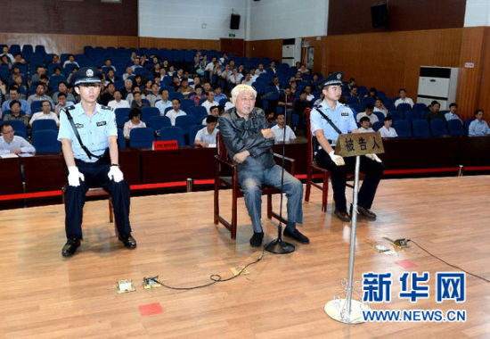 9月29日，方廣云在庭審現(xiàn)場。當(dāng)日，“合肥房叔”腐敗窩案核心人物方廣云在安徽省廬江縣出庭受審。 新華社記者 郭晨 攝