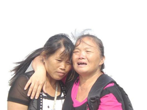 見到救命恩人魏冬桂（左），沈愛蘭十分激動(dòng)