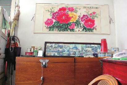 　陳會(huì)英將兒女的照片都裱起來(lái)，裝在一個(gè)大相框里，放在箱子上經(jīng)常看，其中最多的就是劉金國(guó)的照片。