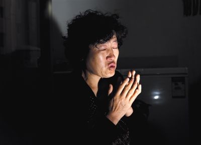 昨日,呼格吉勒圖的媽媽尚愛云在內(nèi)蒙古呼市家中講述這些年來的上訪經(jīng)歷。本版圖片/新京報記者 郭鐵流