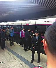 昨日18時57分，北京地鐵5號線惠新西街南口一女子遭遇不幸。昨晚9時記者在中日友好醫(yī)院發(fā)現(xiàn)女子已不幸身亡，女子遇險是被夾在安全門和地鐵門中間，列車啟動后掉下站臺。