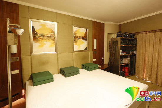 雖然在五星級(jí)飯店房間駐守，但武警官兵自帶被褥及生活用品，將兩張單人床拼成三人通鋪使用。