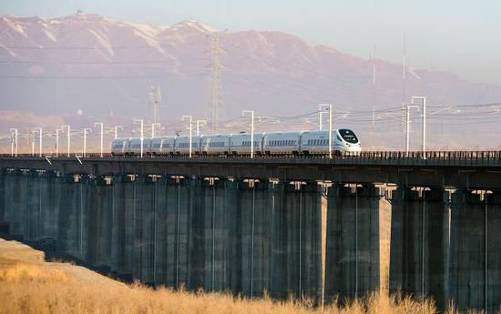 11月16日，從烏魯木齊南站首發(fā)的D8602次列車駛往哈密。