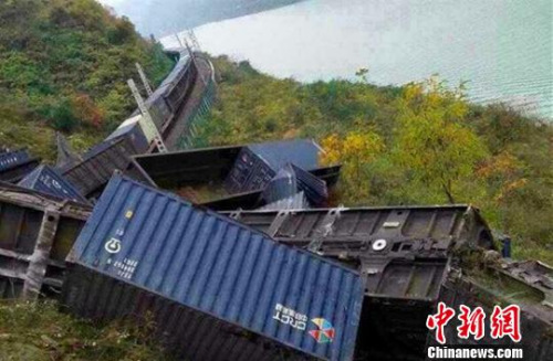 圖為脫軌現(xiàn)場(chǎng)。通訊員 毛毛 攝