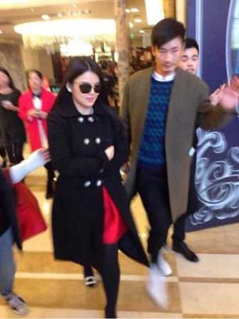 　婚禮現(xiàn)場(chǎng)現(xiàn)多位明星大腕助陣。