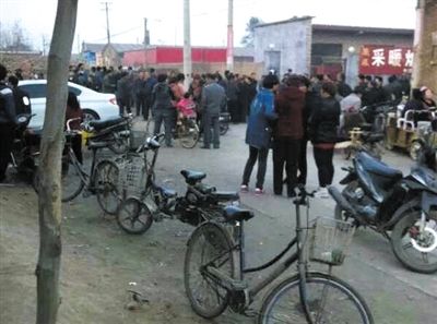 　11月9日下午，暴力催債的社會人員持械進入獻縣安莊后，村民們聚集在一起準備反抗。村民供圖